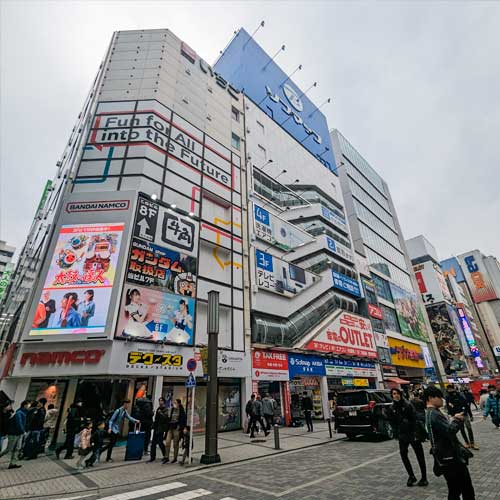 Bandai Namco Arcade, Gachapones, Mangas y cultura otaku en Akihabara, Tokyo.
