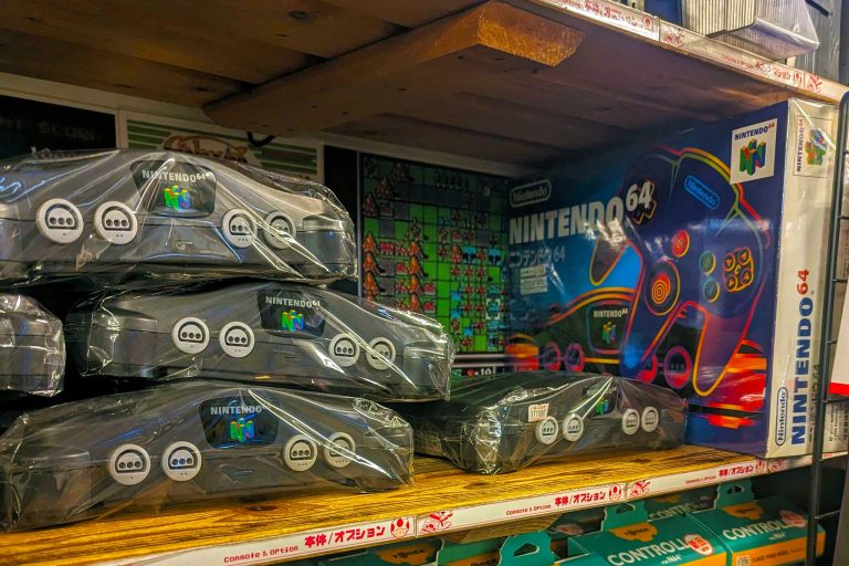 Consolas Nintendo 64 en Super Potato - Foto por: @holasoypapablo