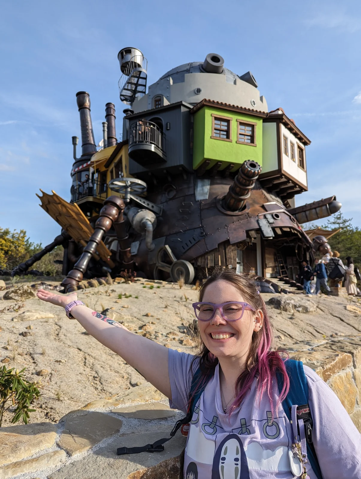 La esposa de Pablo, autor de Vamos Pa' Japón, señala el castillo ambulante de Howl en el Valle de las Brujas