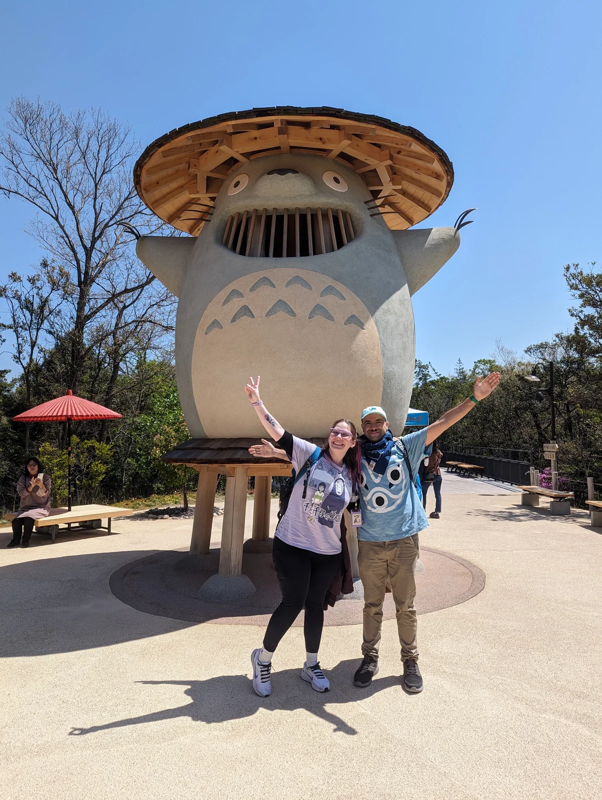 Pablo, autor de Vamos Pa' Japón, y su esposa bajo el Totoro gigante de madera de Dondoko-do, en Ghibli Park