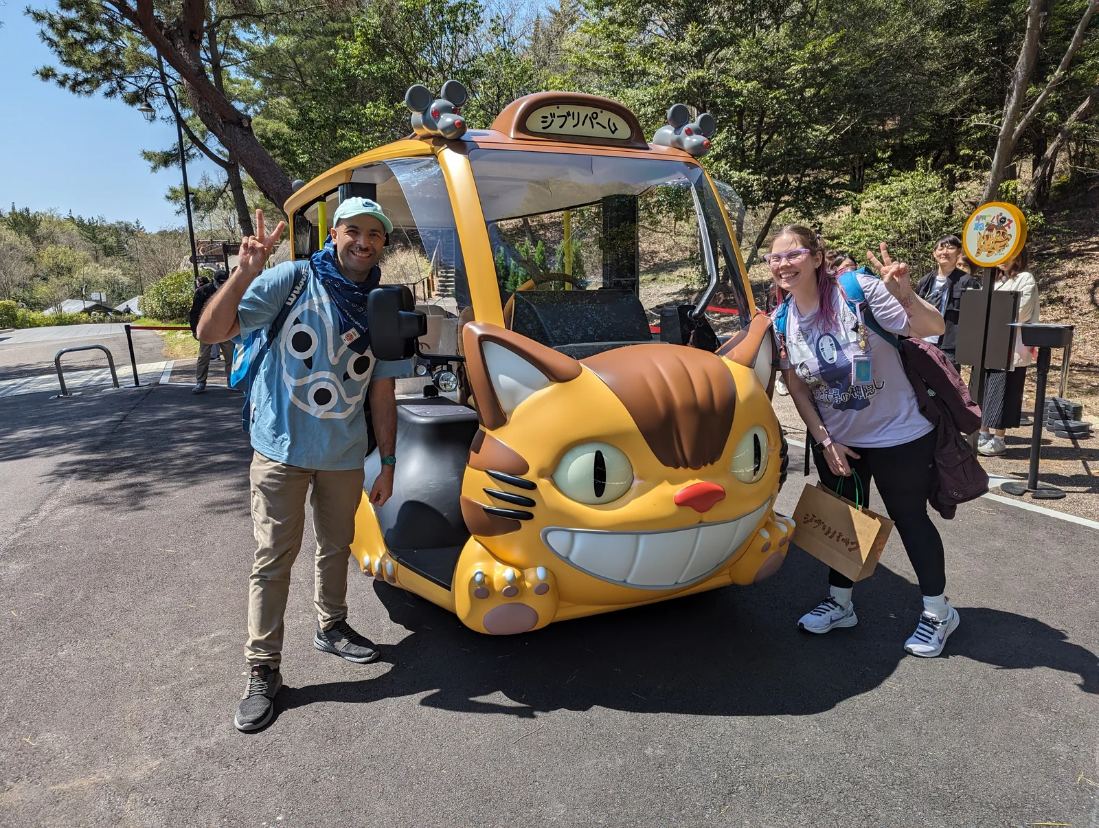 Pablo, autor de Vamos Pa' Japón, y su esposa con el Gatobús que recorre Ghibli Park