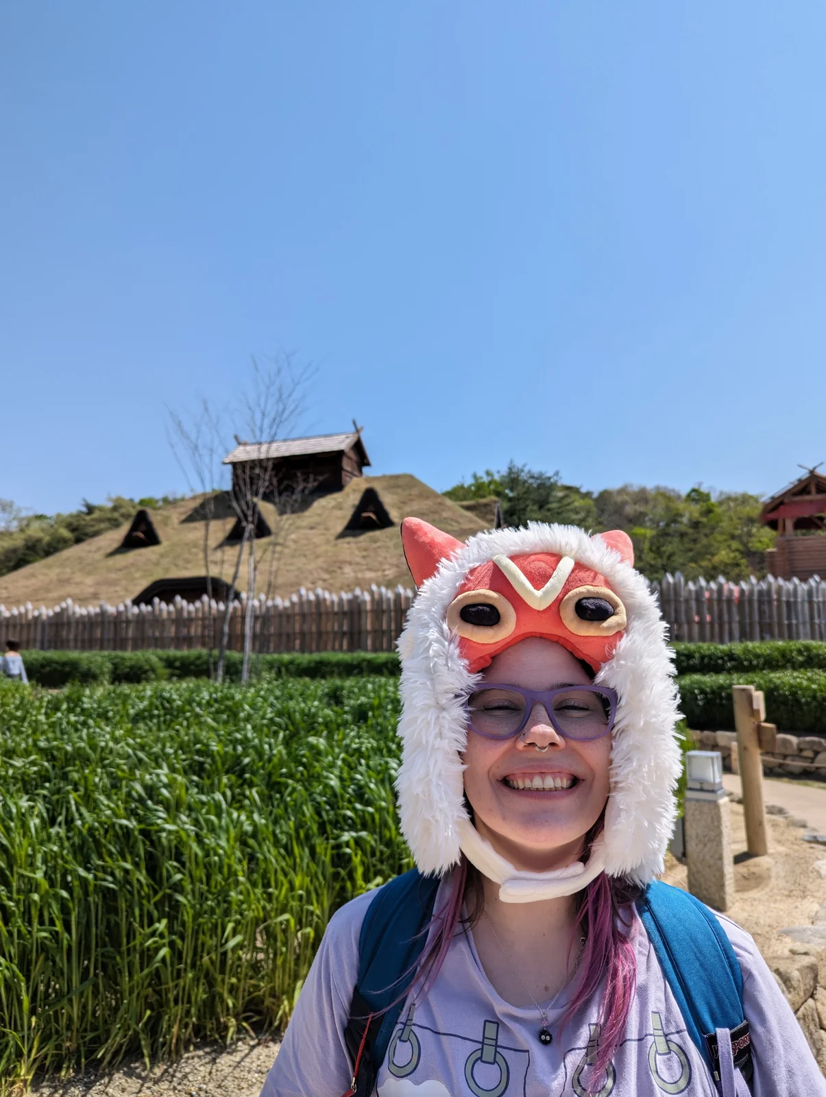 La esposa de Pablo, autor de Vamos Pa' Japón, con el gorro de peluche de la máscara de San en Mononoke Village