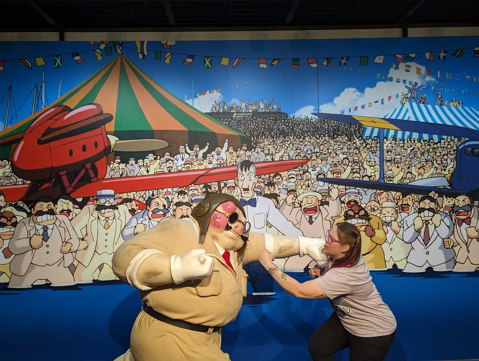 La esposa de Pablo, autor de Vamos Pa' Japón, posa con la figura de Porco Rosso en el Gran Almacén de Ghibli Park