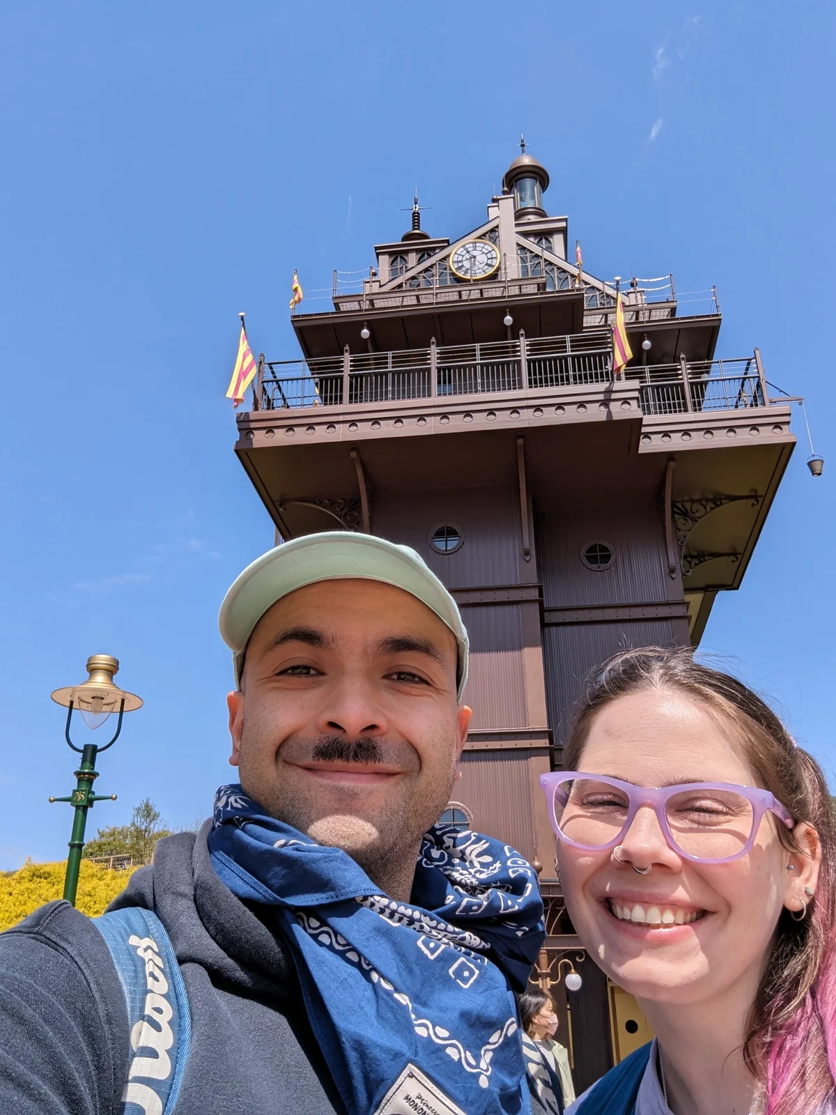 Selfie de Pablo, autor de Vamos Pa' Japón, y su esposa frente a la torre del ascensor de Hill of Youth