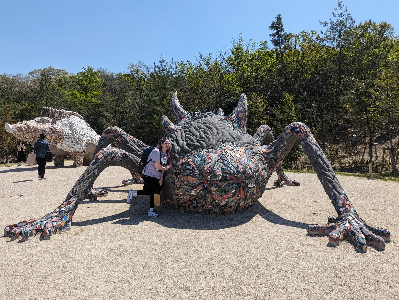 Figuras gigantes del demonio y del jabalí Okkoto en Mononoke Village, con la esposa de Pablo, autor de Vamos Pa' Japón