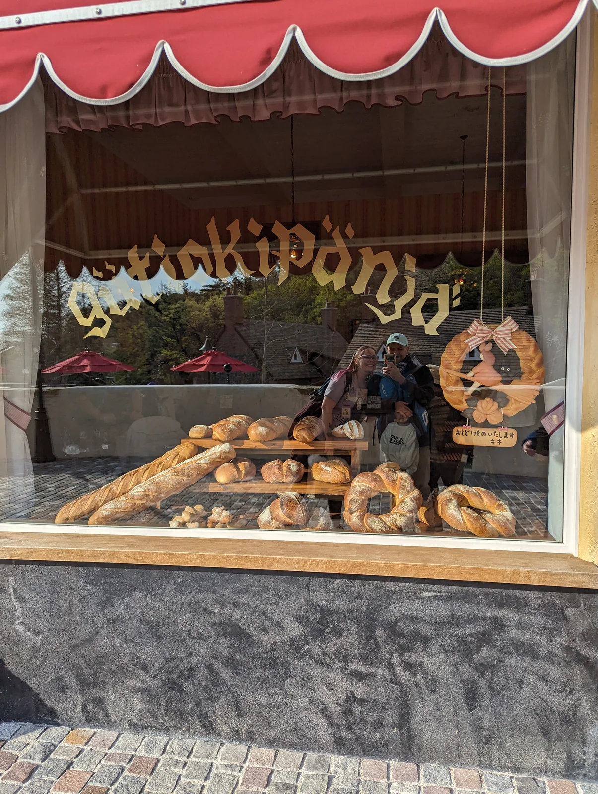 Escaparate con panes de la panadería Guchokipanya, la de Kiki, en el Valle de las Brujas de Ghibli Park