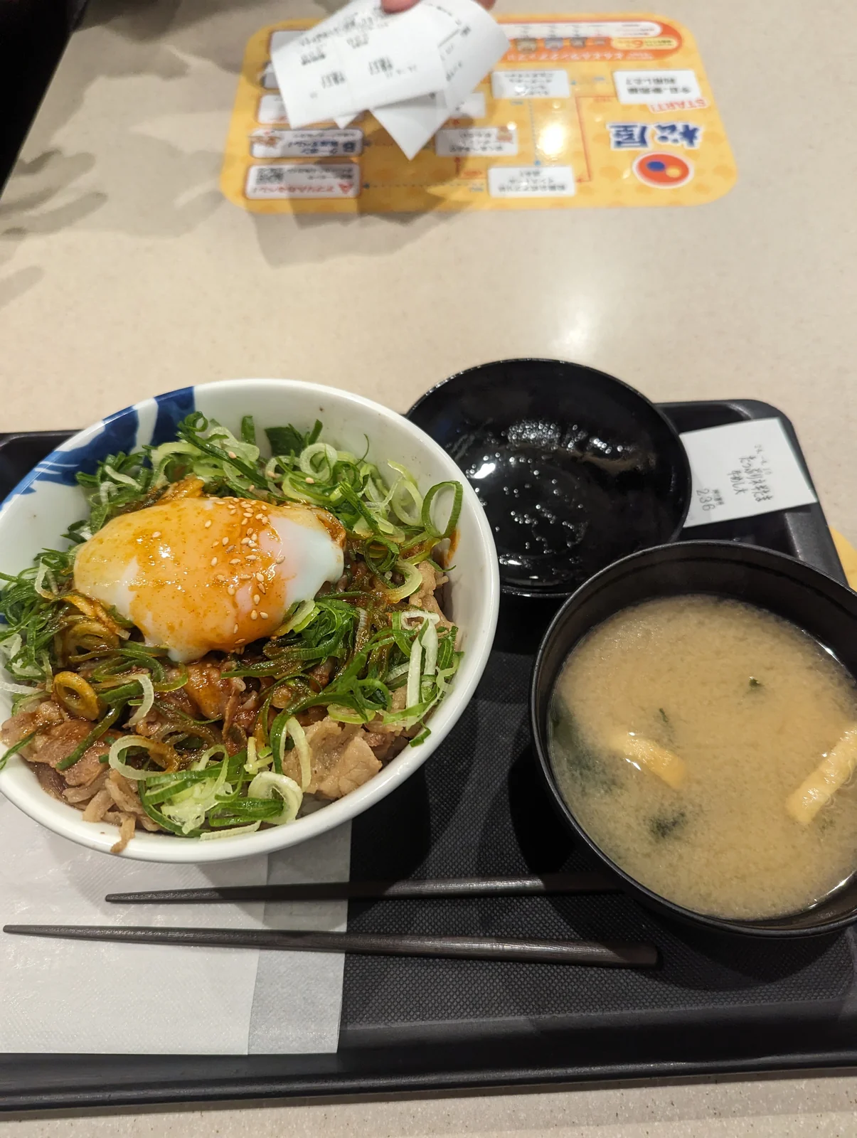 Gyudon con cebollín y huevo con sopa miso en Matsuya, Nagoya