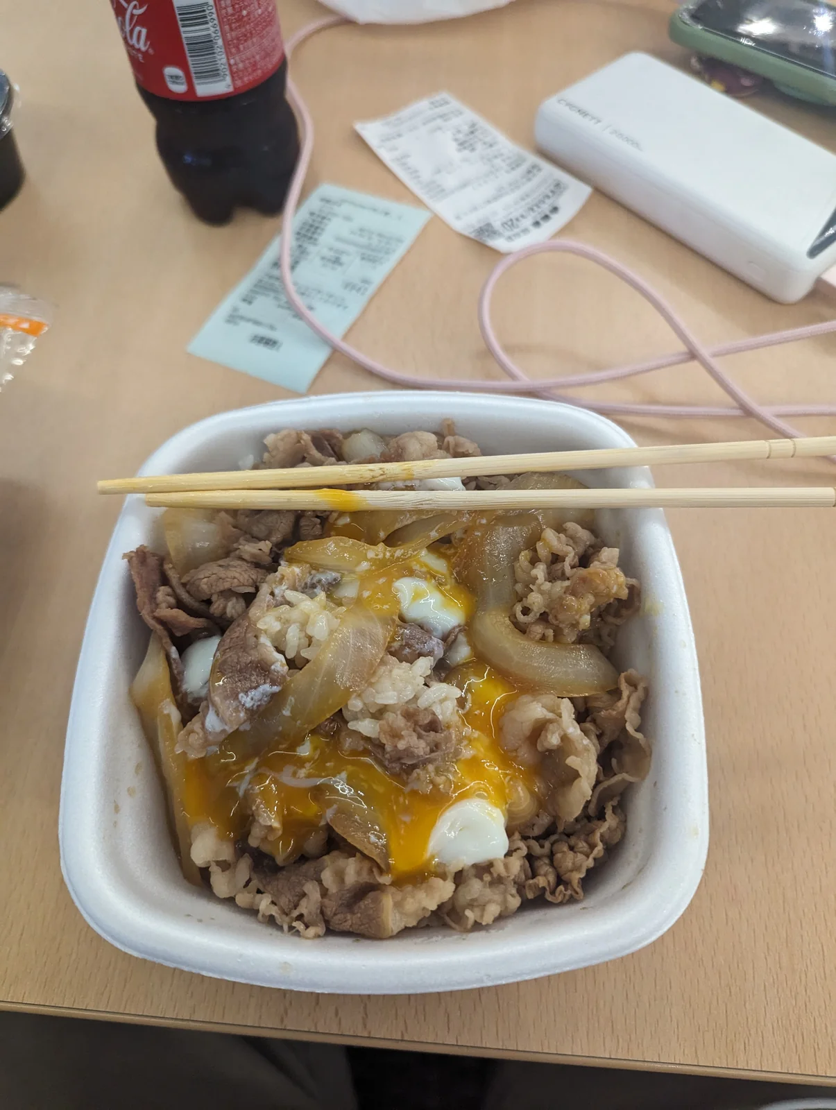 Gyudon para llevar de Yoshinoya en el aeropuerto de Haneda