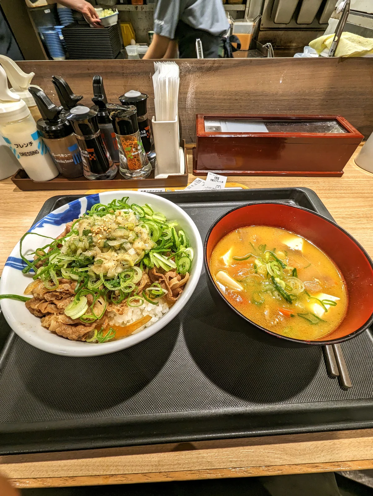 Gyumeshi con cebollín y sopa miso en Matsuya de Shinjuku, Tokyo