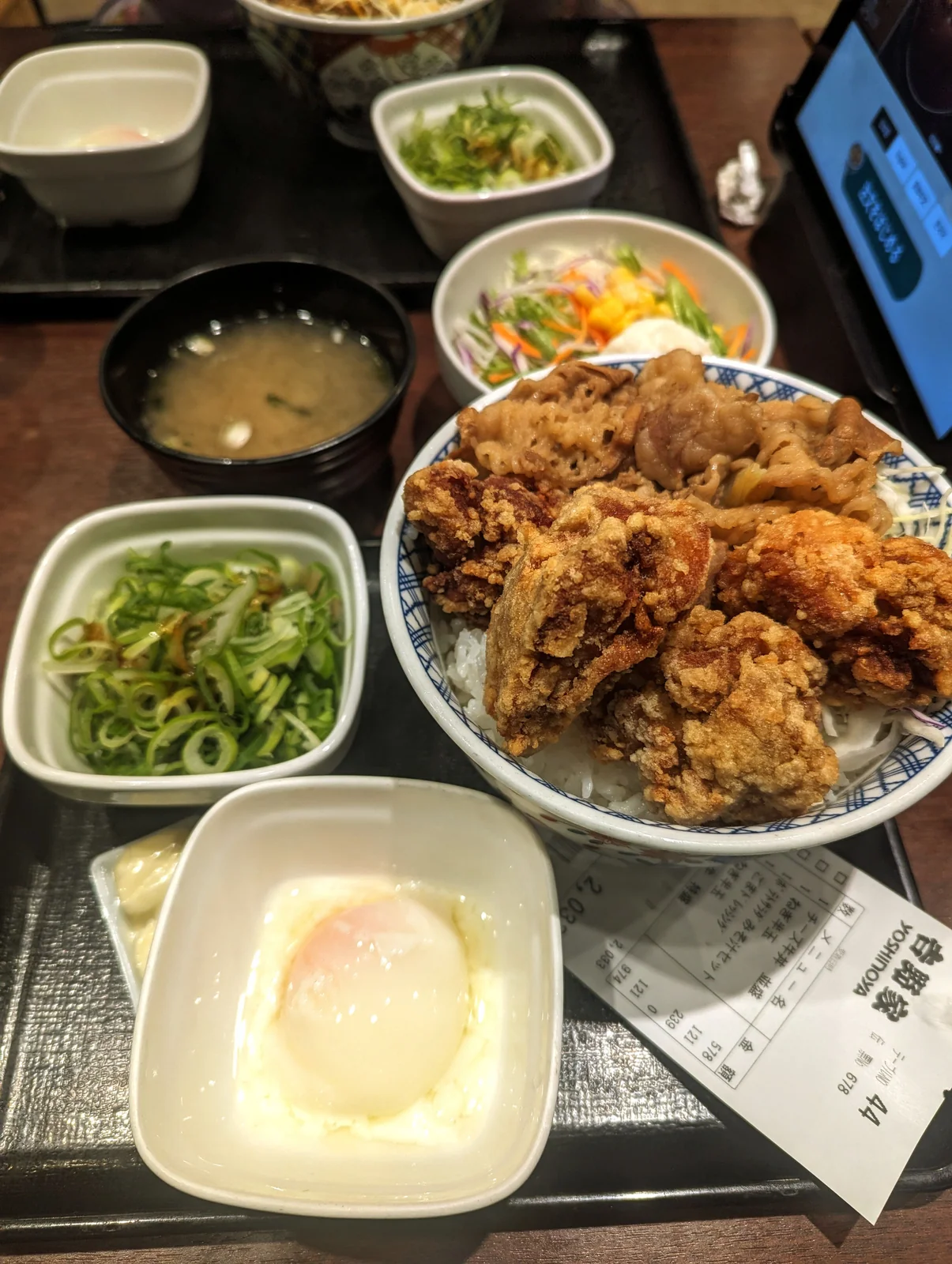 Karaage-don con sopa miso, ensalada y huevo en Yoshinoya, Nagoya