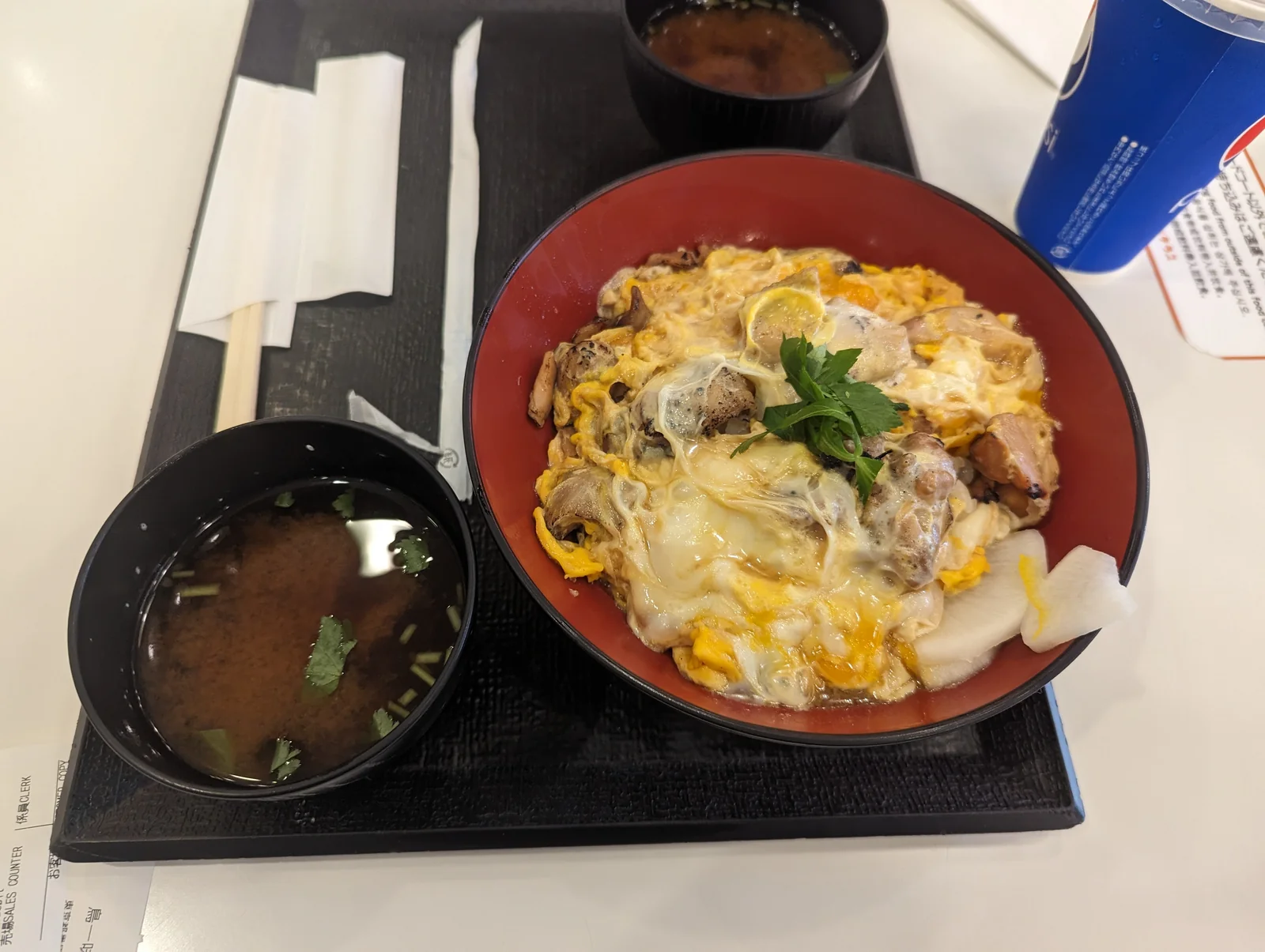 Oyakodon en bandeja en Yoshinoya de Oshiage, Tokyo