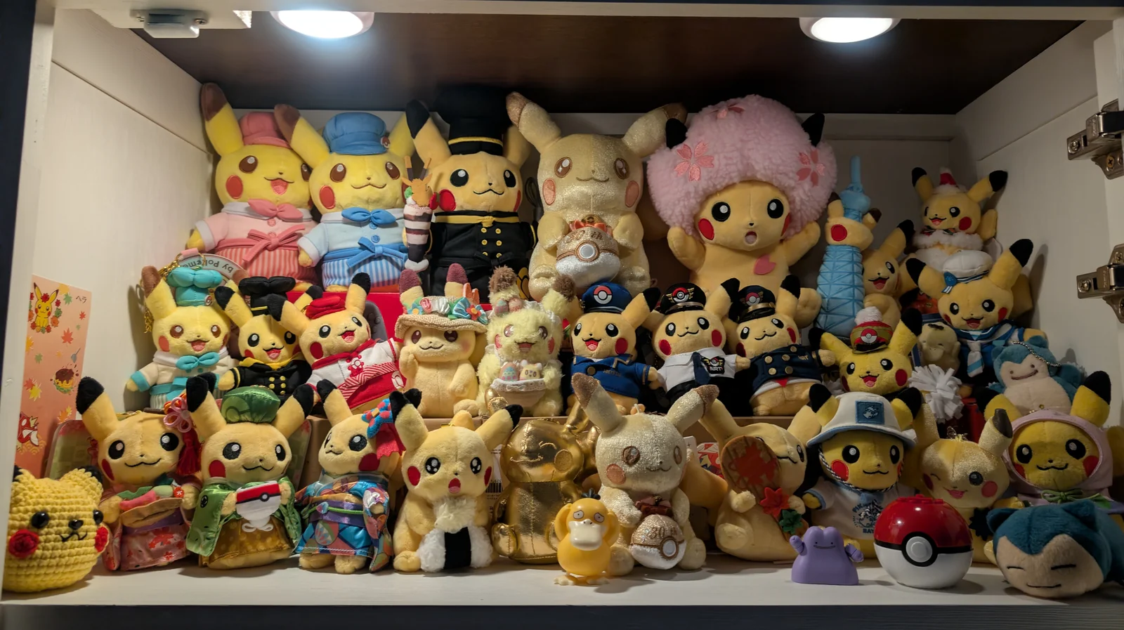 Colección de peluches de Pikachu de la esposa de Pablo, autor de Vamos Pa' Japón, con trajes de distintos Pokémon Centers