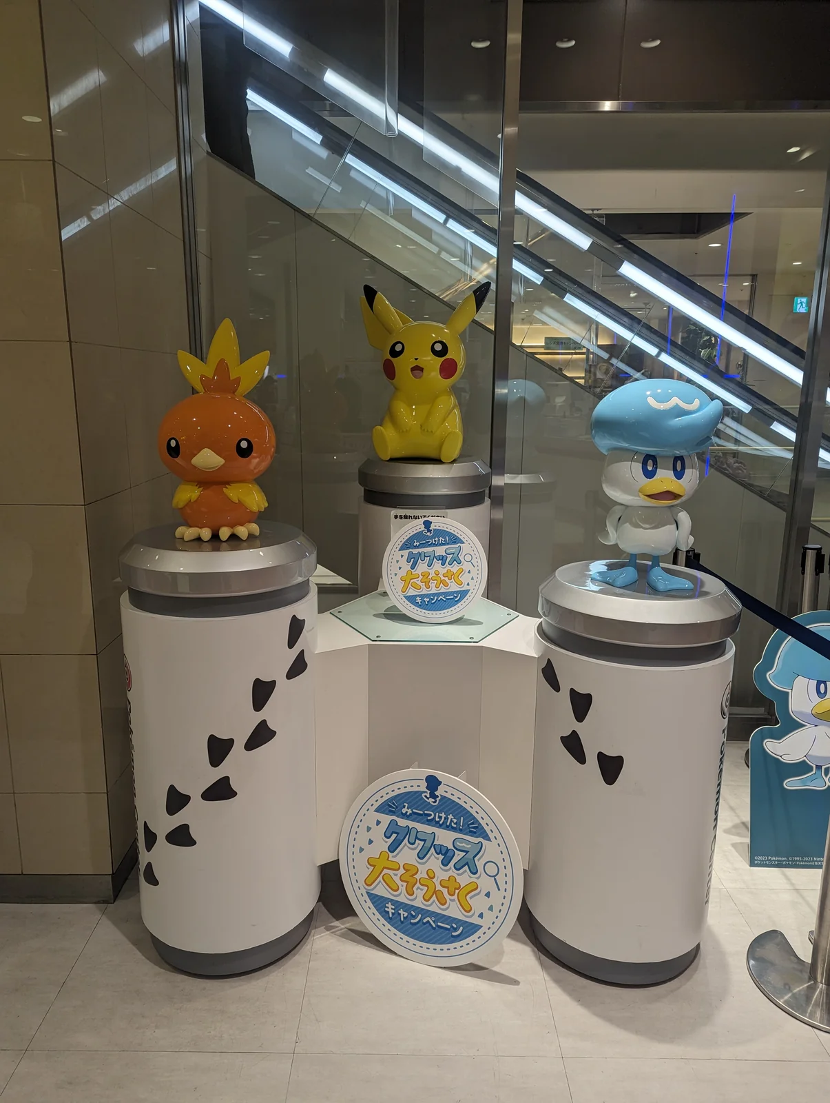 Figuras de Torchic, Pikachu y Quaxly en la entrada del Pokémon Center Fukuoka