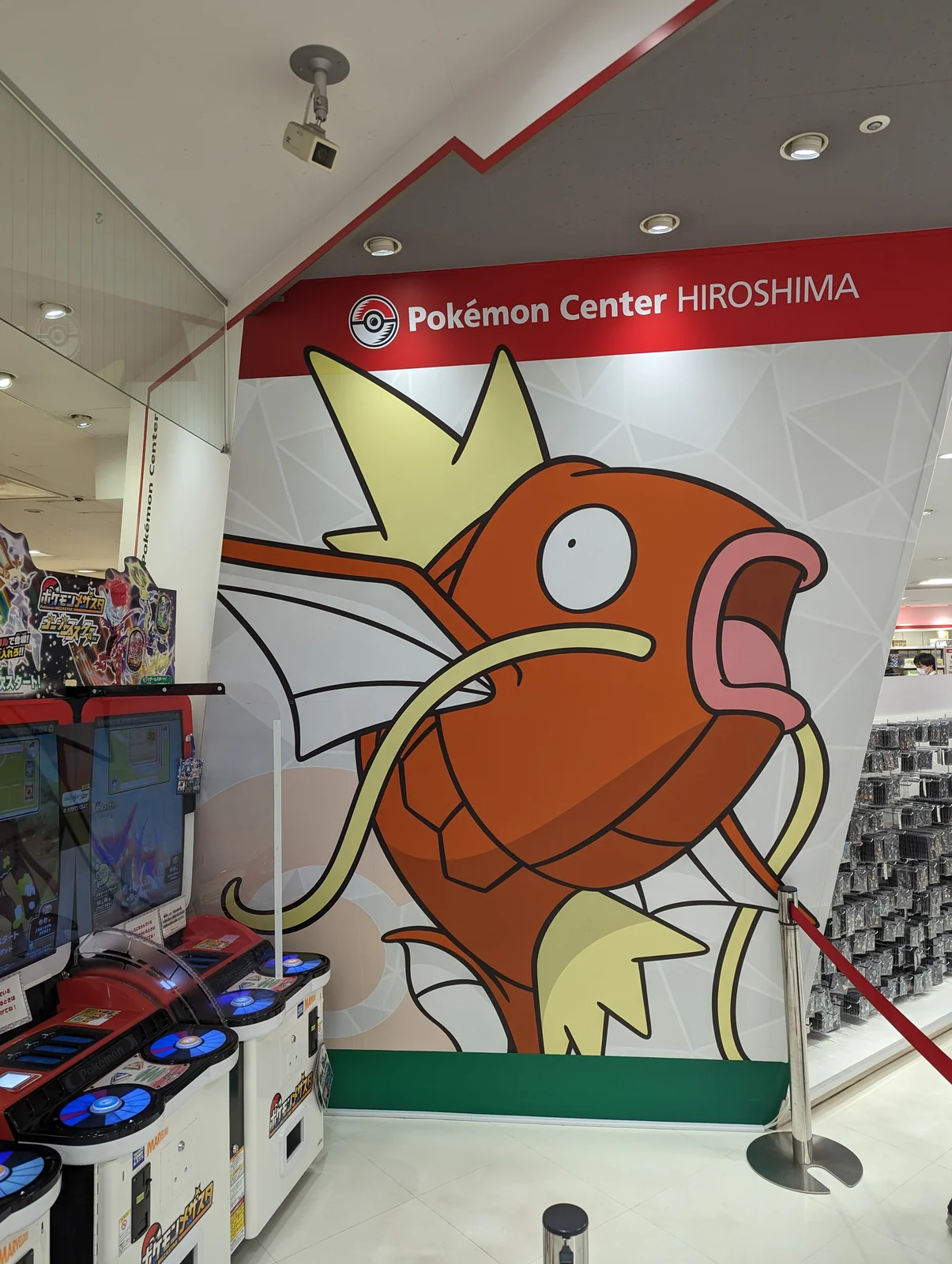 Magikarp gigante en la pared del Pokémon Center Hiroshima