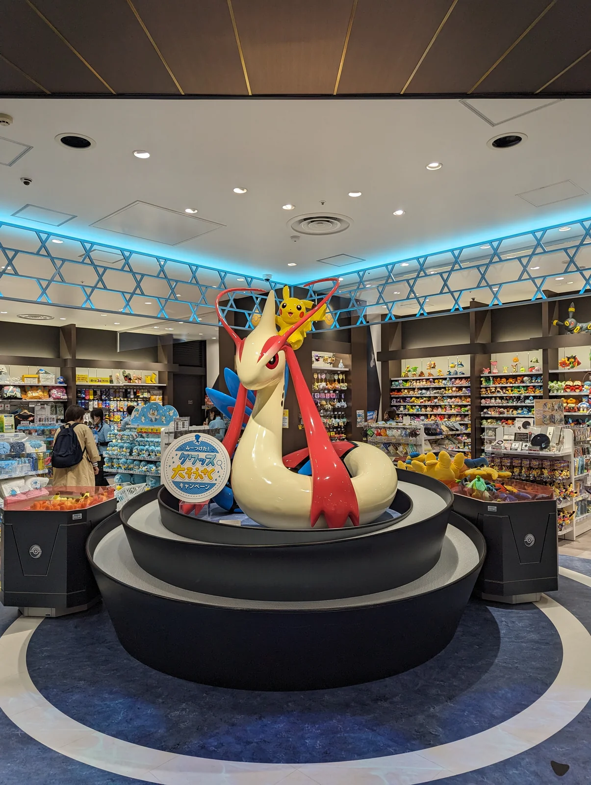 Estatua de Milotic con Pikachu en el centro del Pokémon Center Kanazawa