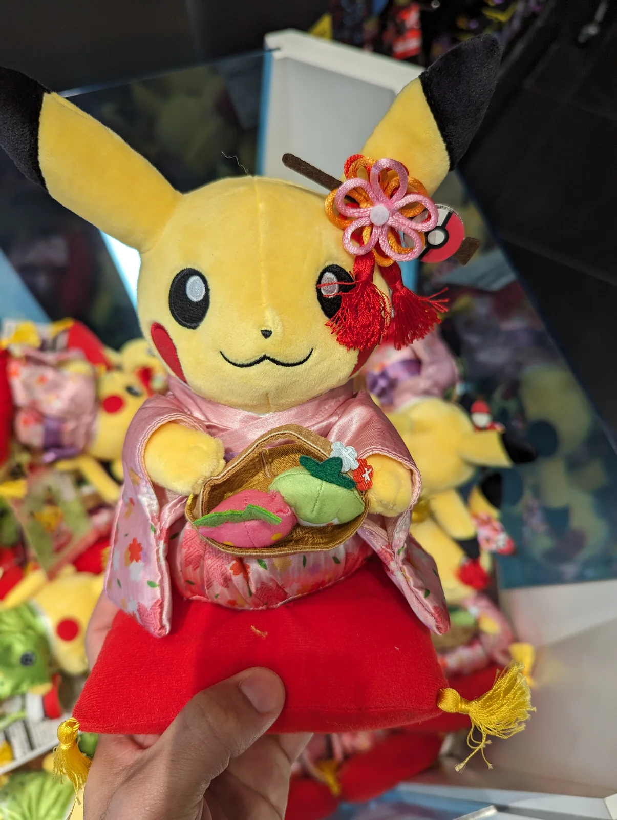 Peluche de Pikachu con kimono rosa y flores en el pelo, exclusivo del Pokémon Center Kyoto