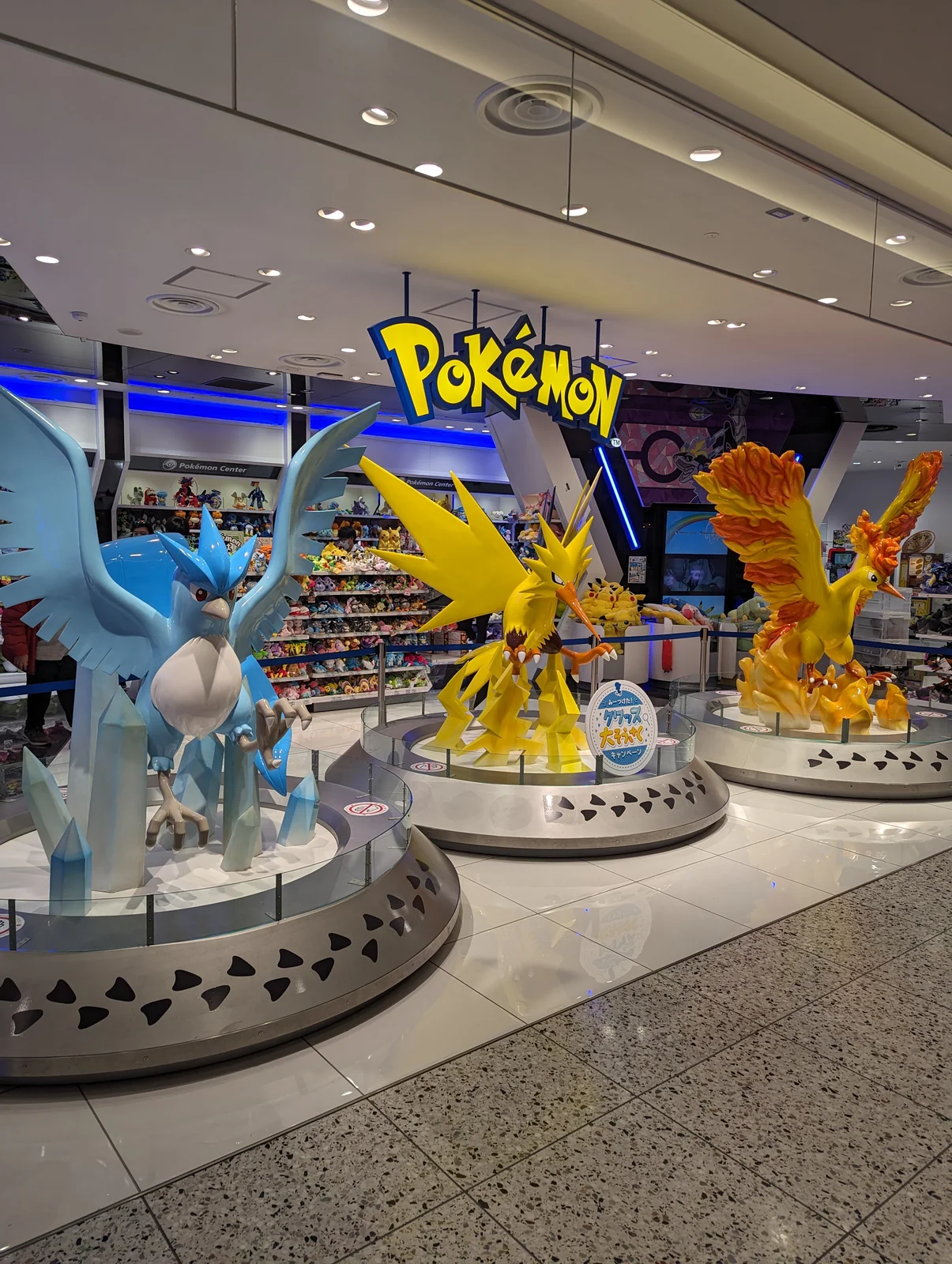 Articuno, Zapdos y Moltres en la entrada del Pokémon Center Osaka DX, en Shinsaibashi