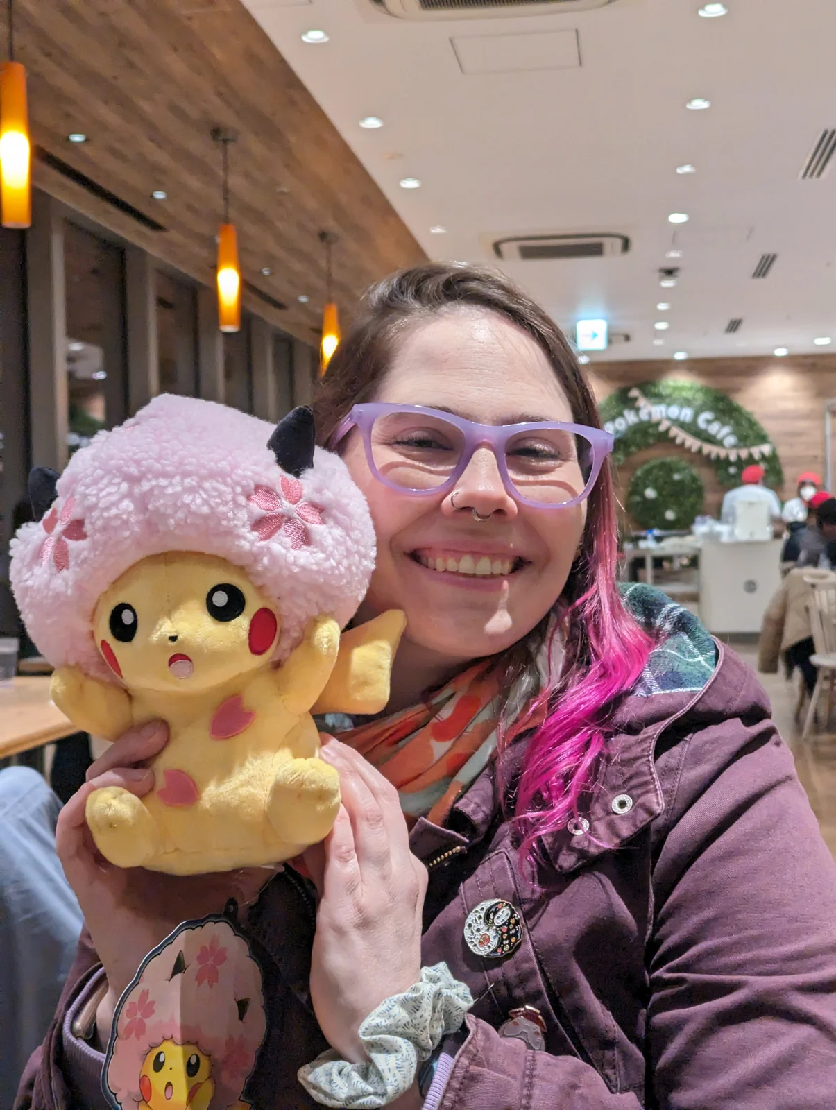 La esposa de Pablo, autor de Vamos Pa' Japón sonríe con su peluche de Pikachu con gorro de flores de cerezo