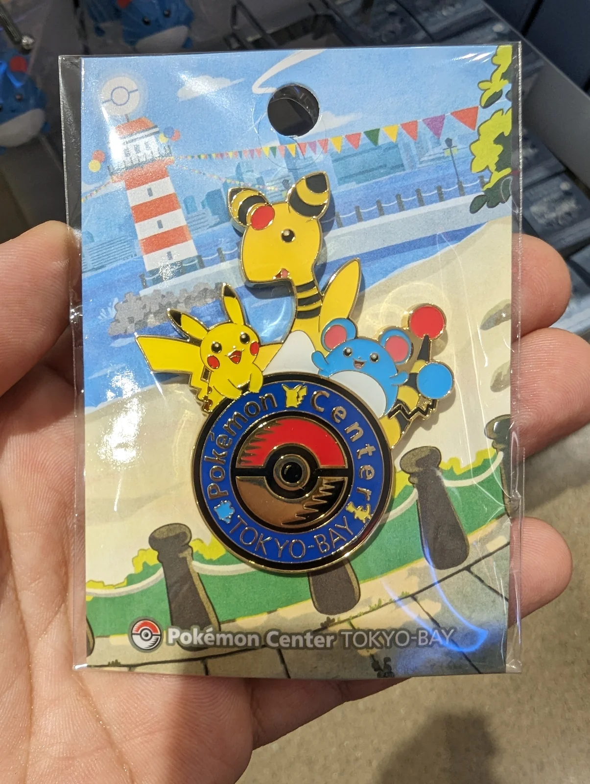 Pin exclusivo del Pokémon Center Tokyo-Bay con Pikachu, Ampharos y Marill