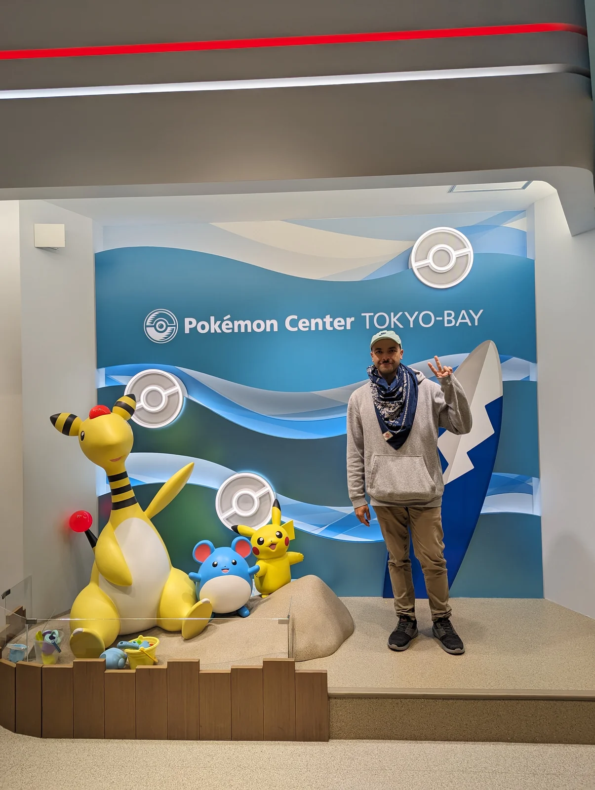Pablo, autor de Vamos Pa' Japón en la entrada del Pokémon Center Tokyo-Bay, junto a Ampharos, Marill y Pikachu