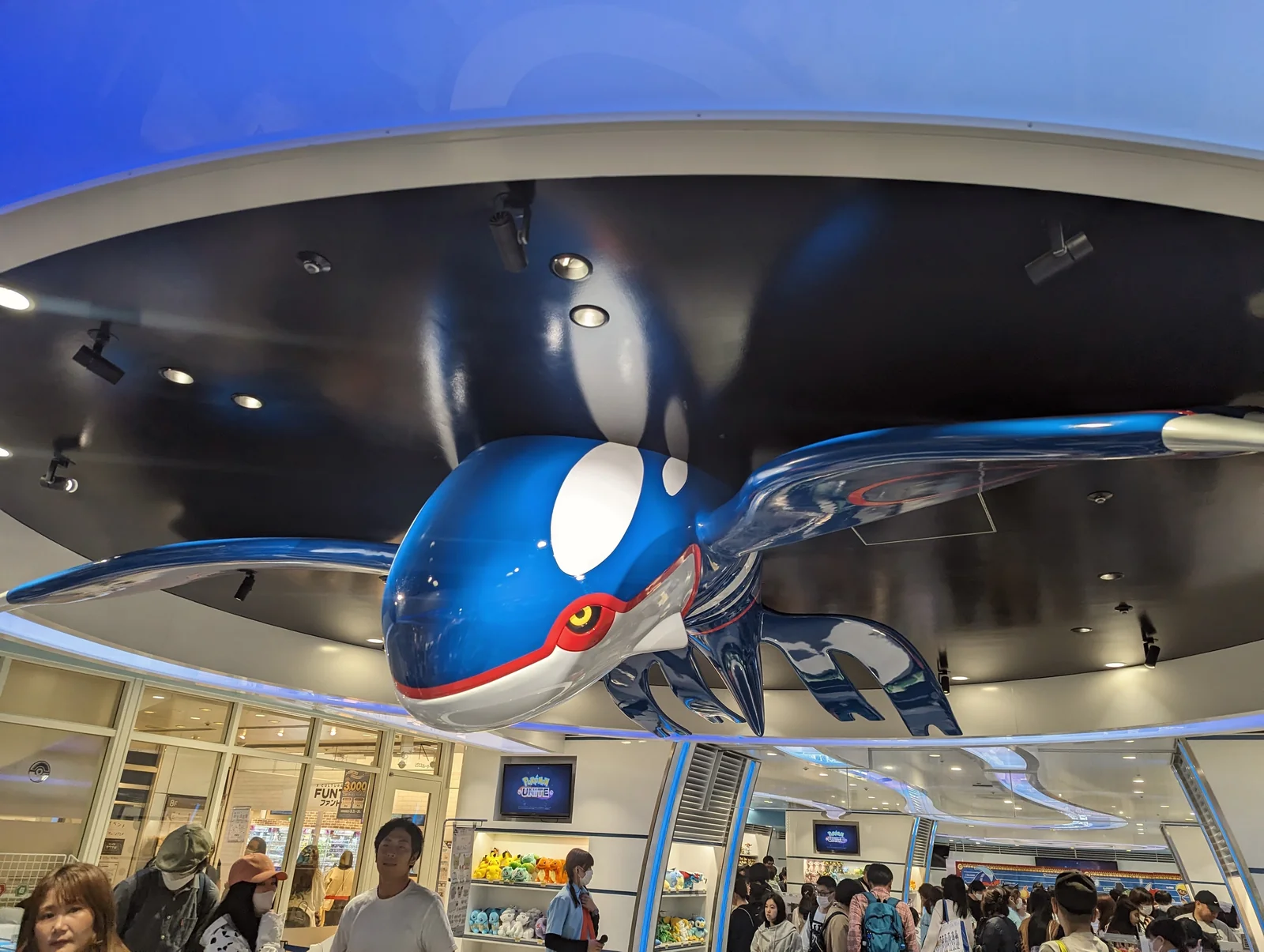 Kyogre gigante colgado del techo del Pokémon Center Yokohama
