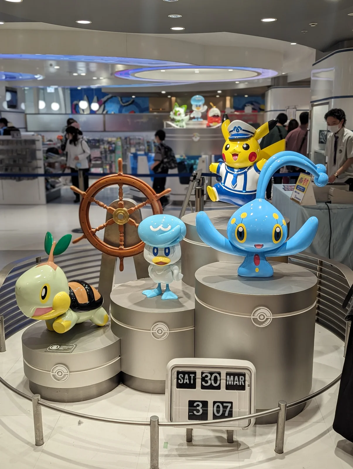 Pikachu vestido de marinero con un timón, Quaxly, Manaphy y Turtwig en el Pokémon Center Yokohama